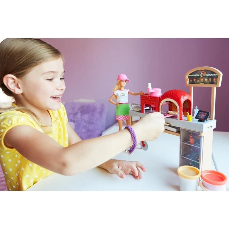 Barbie Pizzeria con Bambola, Tavolo ,Forno e Plastilina - Image 3